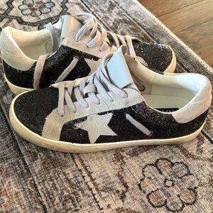 Vici Black and White Star Sneakers